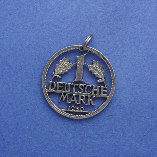 1 Mark <br> <br> Wertangabe zwischen Eichenblättern <br> <br> Silberfarben <br> <br> ø 23.5 mm <br> <br> Detailausführung 155 €