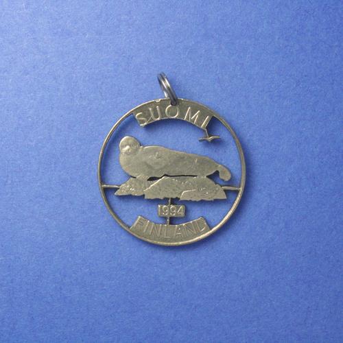 5 Markkaa <br> <br> Saimaa-Ringelrobbe und Sturmmöwe <br> <br> Messingfarben <br> <br> ø 24.5 mm <br> <br> Standardausführung 95 €