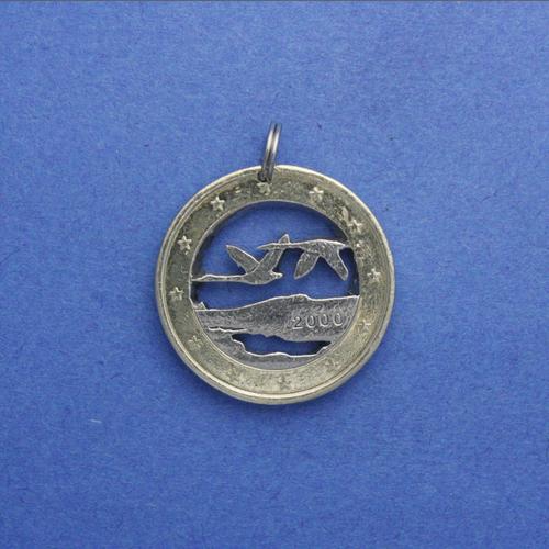 1 Euro <br> <br> Seenlandschaft, von zwei Singschwänen überflogen, zwölf Sterne <br> <br> Bimetall <br> <br> ø ca. 23.5 mm <br> <br> Standardausführung 75 €