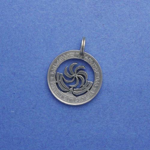 5 Tetri <br> <br> Sonne als Symbol des Lebens zwischen Bändern <br> <br> Silberfarben <br> <br> verschiedene Größen, verschiedene Werte <br> <br> Standardausführung 95 €