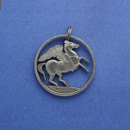 5 Drachmai <br> <br> Pegasos, nach einem korinthischen Silberstater (5. Jh. B.C.) <br> <br> Silberfarben <br> <br> verschiedene Größen, verschiedene Werte <br> <br> Standardausführung 75 €