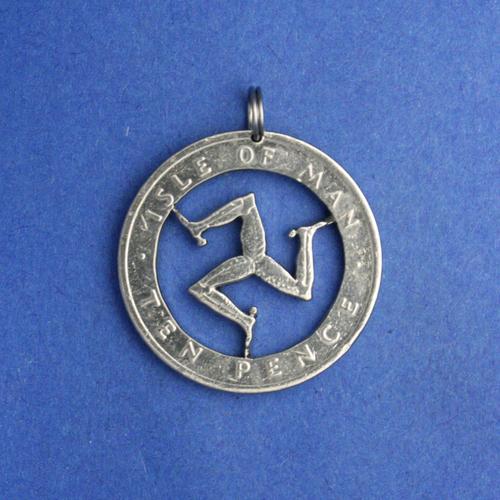 10 New Pence <br> <br> Dreibein als Sinnbild der Dreiecksgestalt der Insel Man <br> <br> Silberfarben <br> <br> ø 28.5 mm <br> <br> Standardausführung 80 €