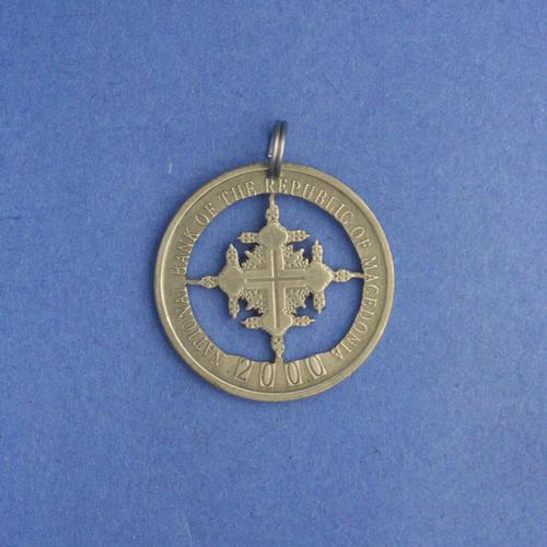 1 Denar <br> <br> Kreuz von der Bilderwand der Kirche Sveti Gorgi in Kavadarci <br> <br> Messingfarben <br> <br> ø 23.5 mm <br> <br> Standardausführung 65 €