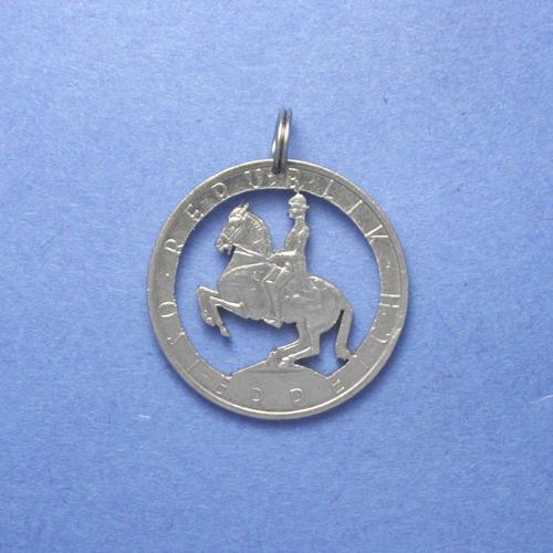 5 Schilling <br> <br> Reiter in der Levade in der Spanischen Hofreitschule zu Wien <br> <br> Silberfarben <br> <br> ø 23.2 mm <br> <br> Standardausführung 65 €