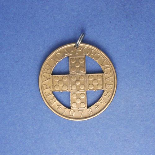 1 Escudo <br> <br> Quinaskreuz <br> <br> Kupferfarben <br> <br> verschiedene Größen, verschiedene Werte <br> <br> Standardausführung 40 €