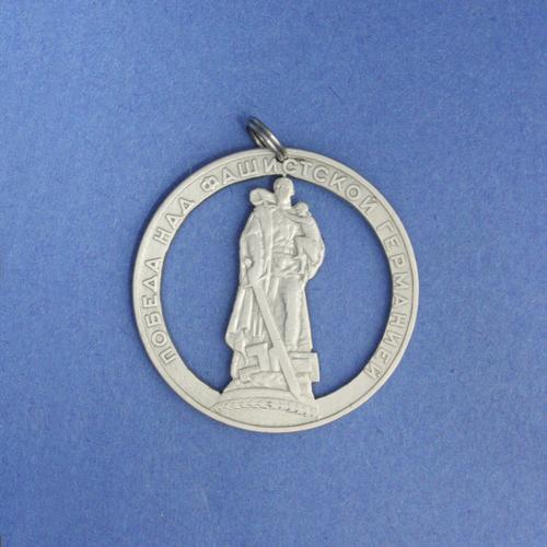 1 Rubl <br> <br> Denkmal eines Rotarmisten mit einem deutschen Kind auf dem Arm <br> <br> Silberfarben <br> <br> ø 31 mm <br> <br> Standardausführung 50 €