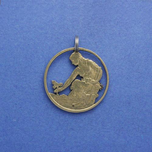 1 Koruna <br> <br> Kulturfrau beim Pflanzen eines Lindensetzlings <br> <br> Messingfarben <br> <br> ø 23 mm <br> <br> Standardausführung 65 €
