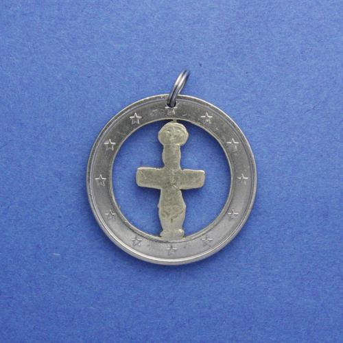 2 Euro <br> <br> Amulett aus kreuzförmigem Speckstein von der Siedlung Pomos <br> <br> Bimetall <br> <br> ø 25.5 mm <br> <br> Standardausführung 45 €