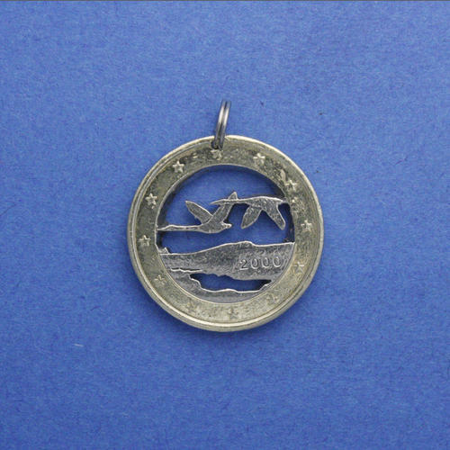 Finnland 1 Euro <br> <br> Seenlandschaft, von zwei Singschwänen überflogen, zwölf Sterne <br> <br> Bimetall <br> <br> ø ca. 23.5 mm <br> <br> Standardausführung 75 €