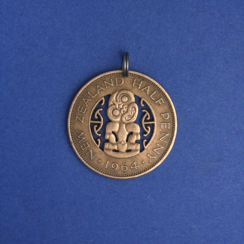 Neuseeland 0.5 Penny <br> <br> Holzstatü (Tiki) der Maori <br> <br> Kupferfarben <br> <br> ø 25.5 mm <br> <br> Standardausführung 80 €
