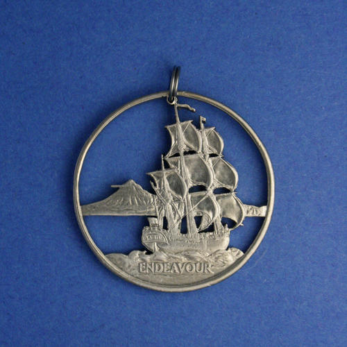 Neuseeland 50 Cents <br> <br> H.M. Bark Endeavour, Flaggschiff des englischen Weltumseglers James Cook vor dem Mount Egmont (Taranaki) <br> <br> Silberfarben <br> <br> ø 31.9 mm <br> <br> Standardausführung 90 €