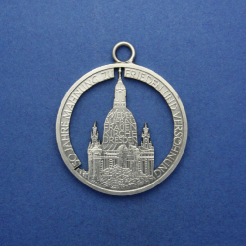 Deutschland 10 Deutsche Mark <br> <br> Ruinenteile und Trümmerfeld der FRAUENKIRCHE DRESDEN <br> <br> Silbermünze mit gelöteter Öse <br> <br> ø 32.5 mm <br> <br> Standardausführung 100 €